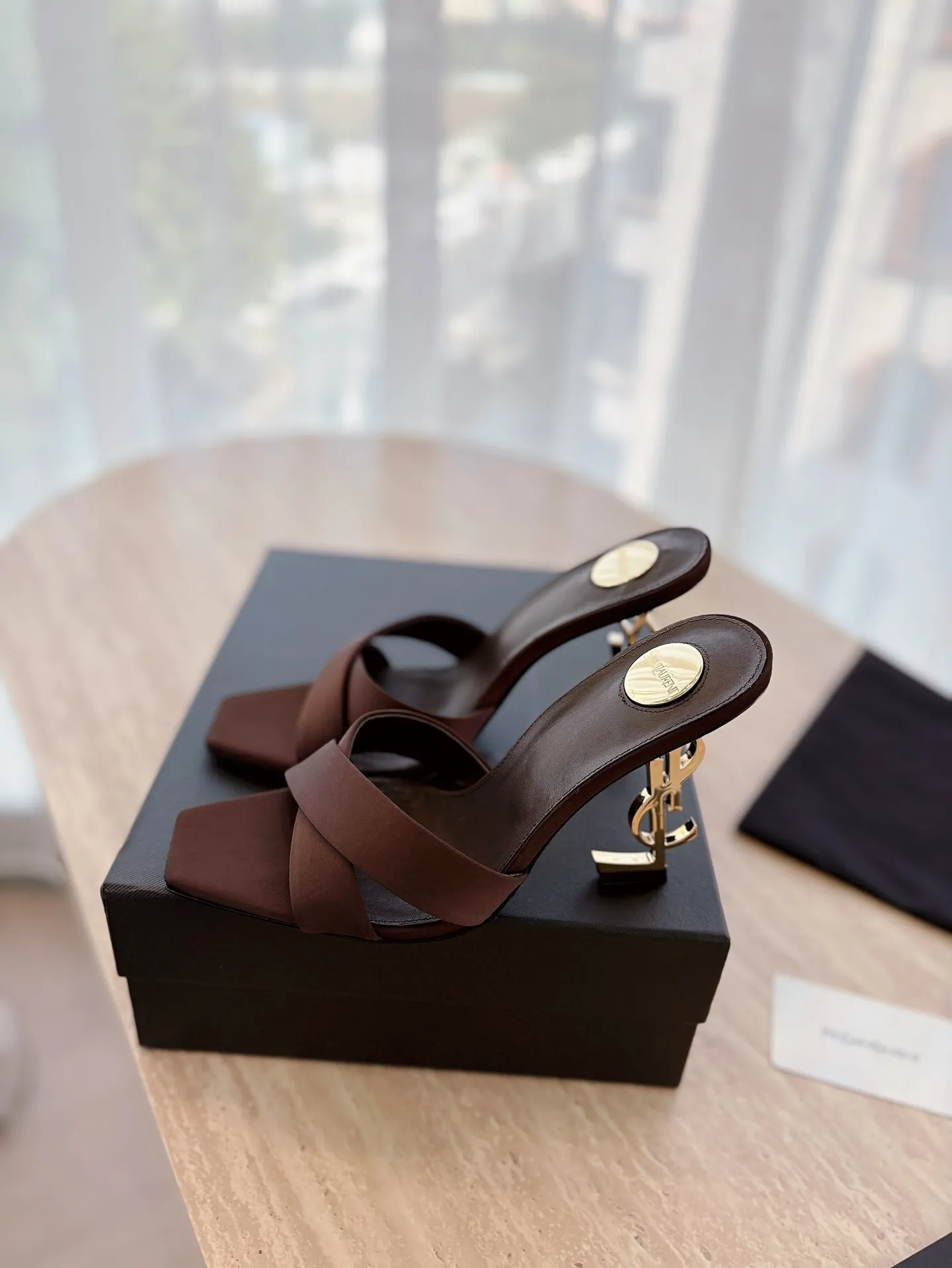 👟👟Ex-factory price 560👟👟 "SAINT LAURENT*" Yves Saint Laurent 25ss/hot YSL high heels and slippers in summer New shoe type·Only YSL understands women's hearts best and does not accept refutation Super invincible feminine artifact, a must-have for women (✅Z products are customized from the whole body, perfect consistency) New last type. Compare the differences between pictures and goods on the market ✔Upper: Customized imported silk ✔Inner lining: imported sheepskin ✔Sole: imported genuine leather outsole ✔Heel height: 10.5cm ✔Number of yards: 35-39 (No refund for 40 pieces of custom-made stock) (Full package)